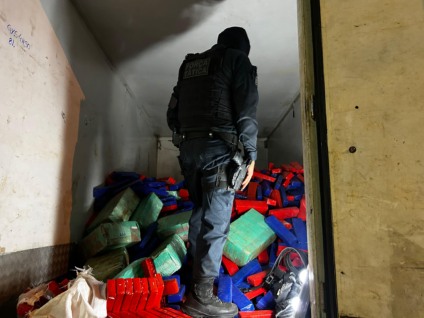 Motorista tenta fugir de barreira fiscal e PM apreende mais de duas toneladas de maconha na divisa entre MS e SP