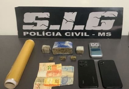 Na casa foram encontrados maconha, balança de precisão, celulares e dinheiro (Foto: SIG/Polícia Civil)