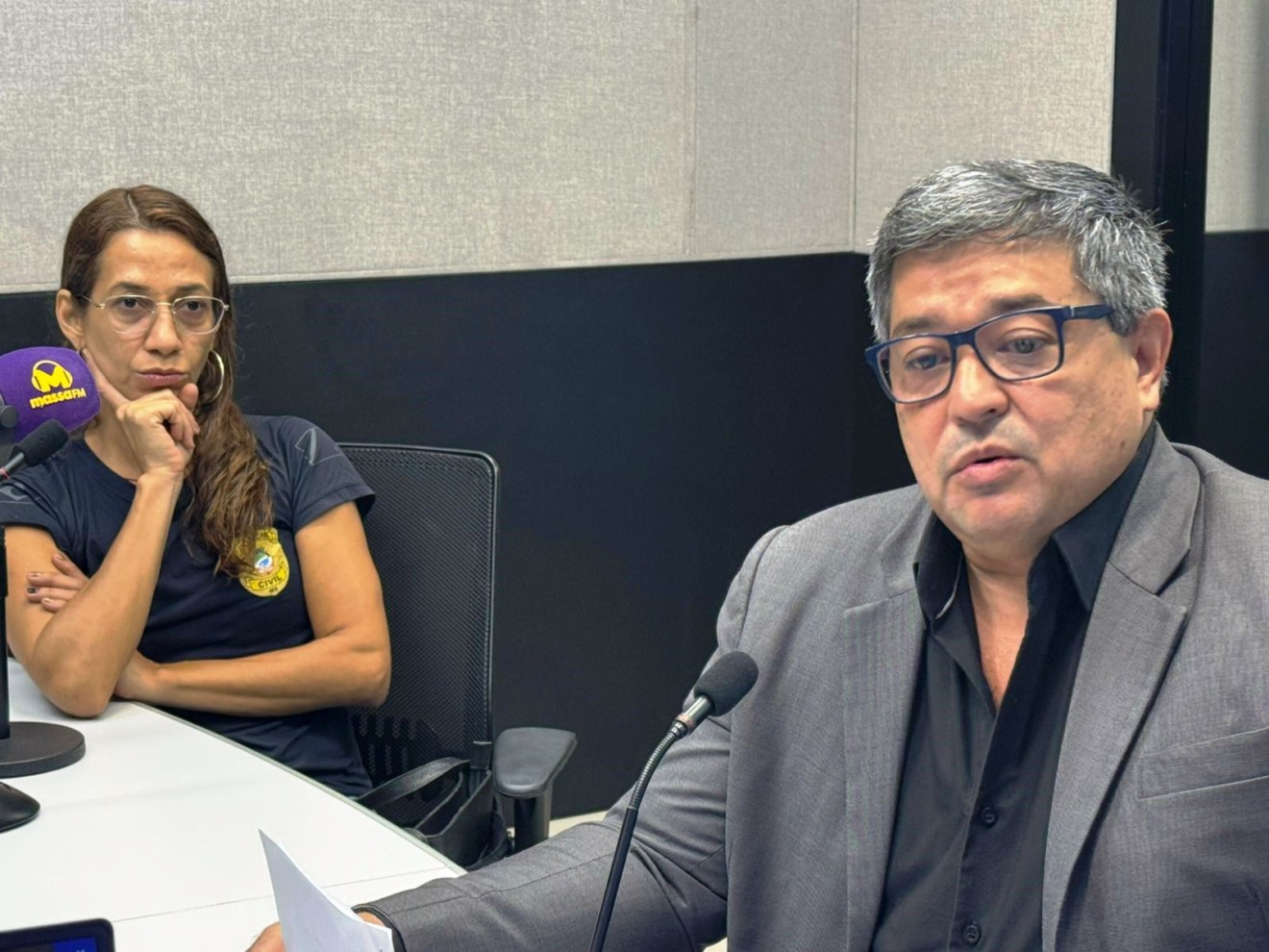 Delegado Fabiano Nagata e psicóloga Fabiana Pedraza, do Cape/DGPC participaram do programa Microfone Aberto, da rádio Massa FM Campo Grande. Foto: Adriano Hany/RCN 67.