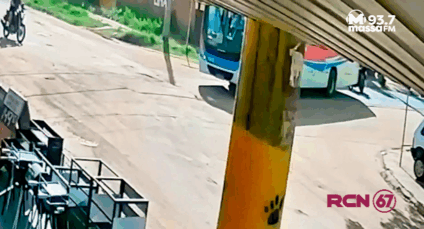 Vídeo: motociclista morre ao derrapar em areia e ser atropelada por ônibus
