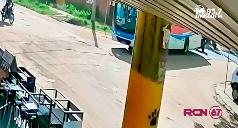 Vídeo: motociclista morre ao derrapar em areia e ser atropelada por ônibus