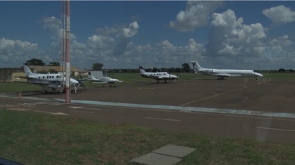 Apesar da ausência de voos comerciais, o aeroporto de Três Lagoas continua operando com intensa movimentação de aeronaves particulares- Foto: Reprodução TVC