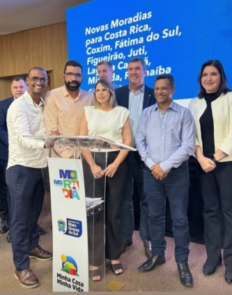 Representantes de Paranaíba na assinatura de contratos. Ministra Simone Tebet garantiu não faltarão recursos para habitação