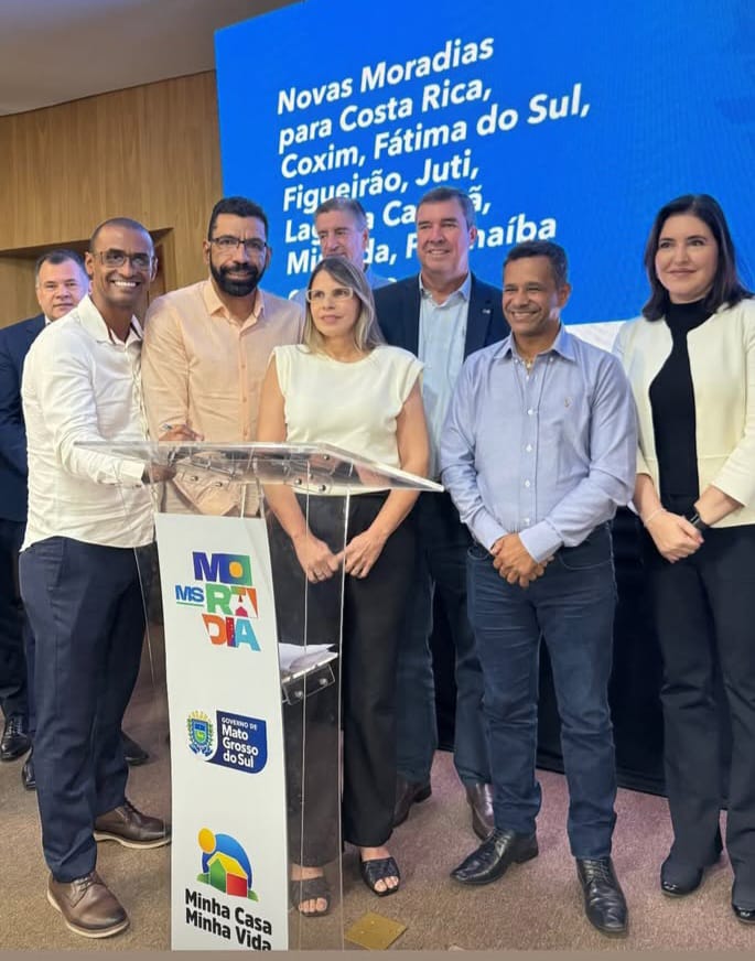 Representantes de Paranaíba na assinatura de contratos. Ministra Simone Tebet garantiu não faltarão recursos para habitação