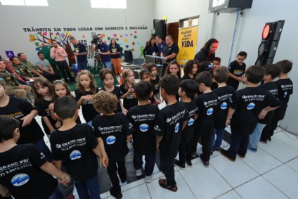 Alunos das séries iniciais da Escola Municipal Joaquim Murtinho participaram da cerimônia com apresentações sobre a importância do respeito às regras de trânsito. (Foto: A. Frota)