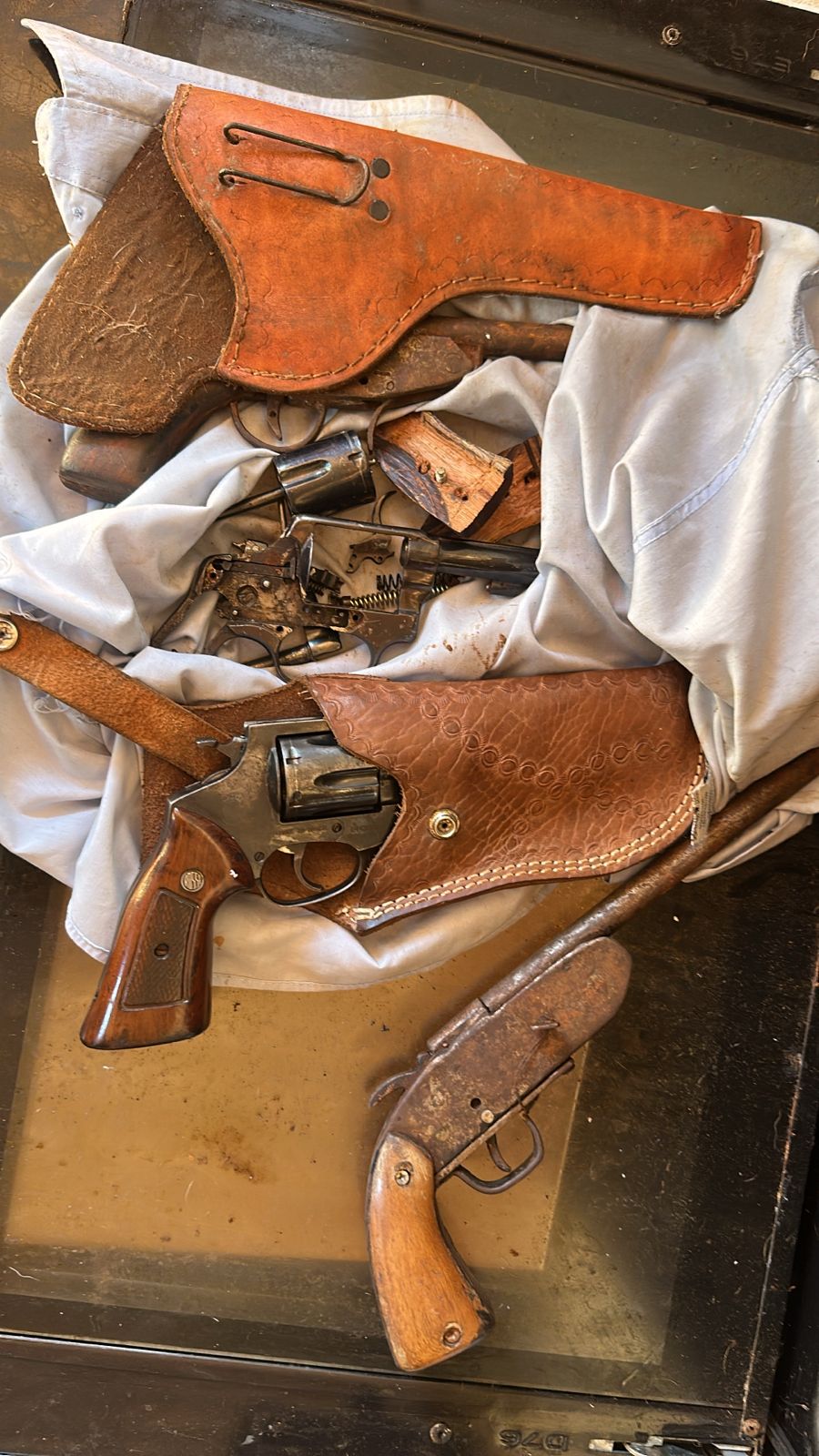Um homem de 49 anos foi preso por posse irregular de arma de fogo e munições. (Foto: Divulgação/Defron)