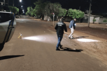 RIO BRILHANTE 
Homem é assassinado em frente a bar e suspeito preso ao roubar bicicleta para fugir
02 maio 2025 - 07h41Por Da redação

Crime aconteceu em frente a um bar no bairro Nova Rio Brilhante - (Foto: Rio Brilhante em tempo real)