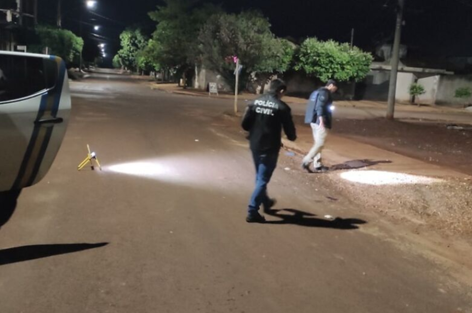 RIO BRILHANTE 
Homem é assassinado em frente a bar e suspeito preso ao roubar bicicleta para fugir
02 maio 2025 - 07h41Por Da redação

Crime aconteceu em frente a um bar no bairro Nova Rio Brilhante - (Foto: Rio Brilhante em tempo real)