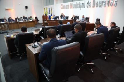 Vereadores durante sessão desta segunda-feira. (Foto: F.Grott)