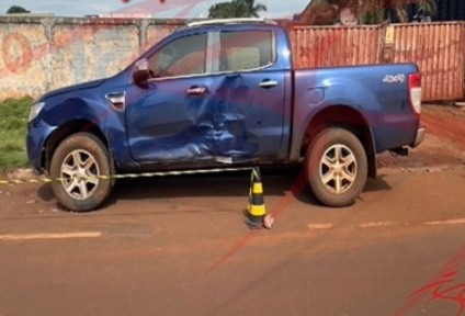 Veículo da vítima que estava estacionado na via. (Crédito: Robertinho/Maracaju Speed)