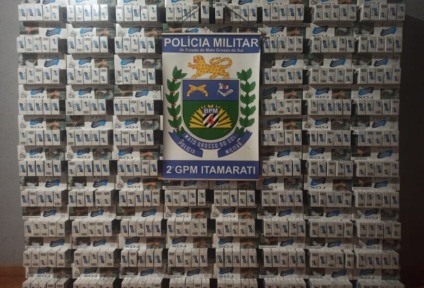 PM apreende carga  com 800 pacotes de cigarros contrabandeados. (Foto: Divulgação)