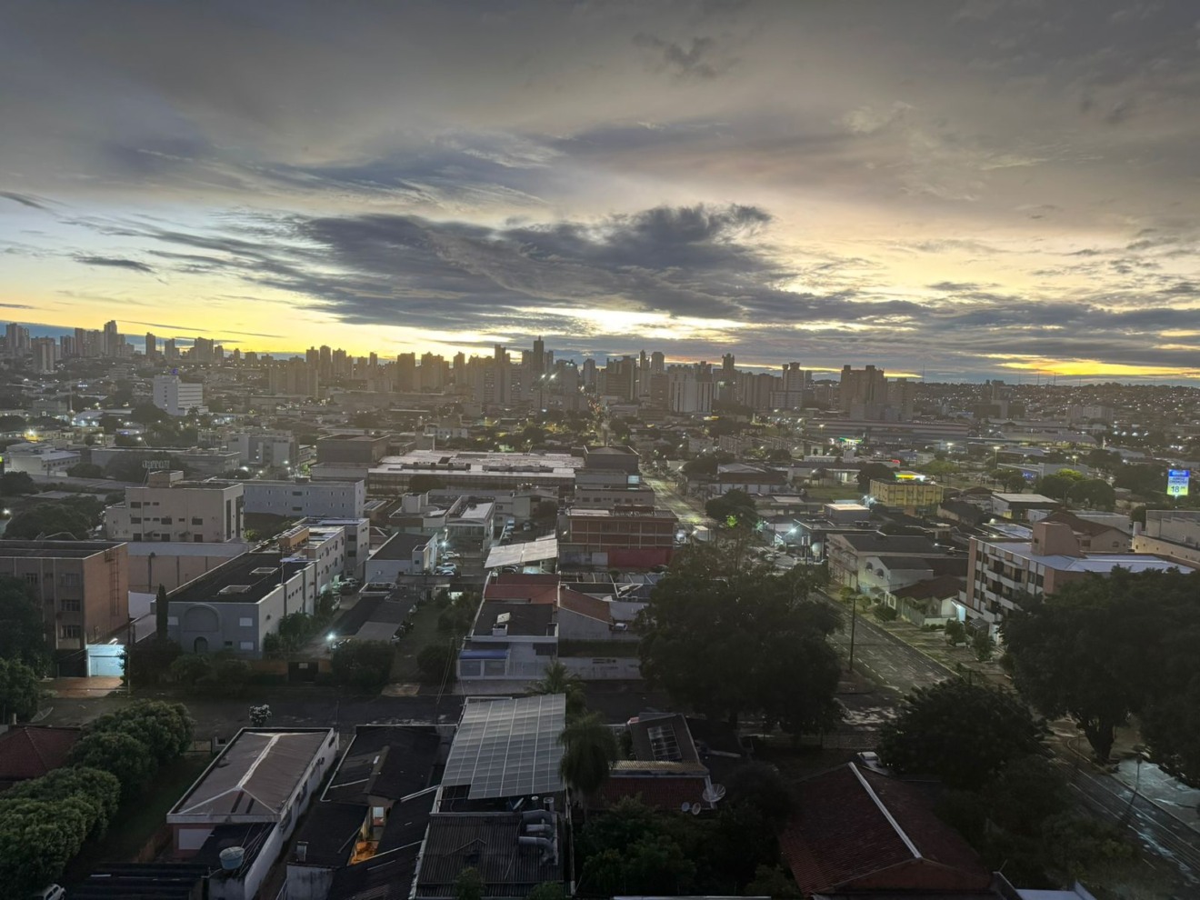 Céu limpo e sol forte sobre paisagem urbana em Mato Grosso do Sul Céu limpo e sol forte sobre paisagem urbana em Mato Grosso do Sul