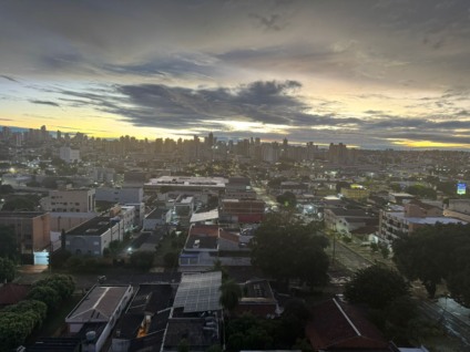 Céu limpo e sol forte sobre paisagem urbana em Mato Grosso do Sul