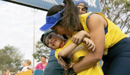 Emoção de mãe e filho unidos também pelo esporte