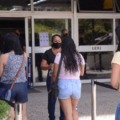 Estudantes chegam para o segundo dia do Exame Nacional do Ensino Médio (Enem) 2020, na Universidade Estadual do Rio de Janeiro(UERJ).