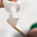 Creme dental possui fluoreto de estanho na formulação - Foto: Reprodução/ Juan Moyano