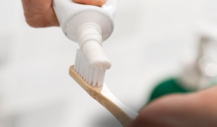 Creme dental possui fluoreto de estanho na formulação - Foto: Reprodução/ Juan Moyano