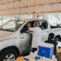 Pessoas sendo vacinadas em drive-thru no Parque Ayrton Senna, em Campo Grande