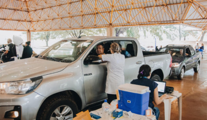 Pessoas sendo vacinadas em drive-thru no Parque Ayrton Senna, em Campo Grande