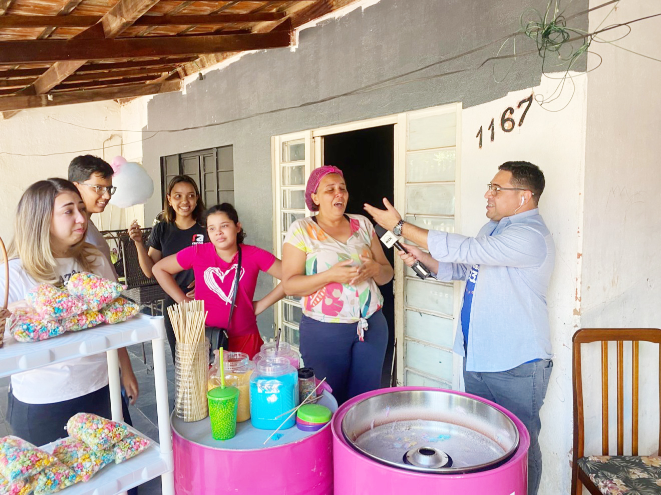 Lidiane junto dos  filhos, recebeu a notícia da vitória na promoção - Foto: Reprodução TVC