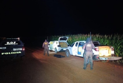 Em checagem dos veículos constatou-se que o Fiat Strada havia sido furtado na cidade de Brasília. No interior do Polo, foram encontrados 44 volumes de maconha e no interior do outro automóvel, 63 volumes do mesmo entorpecente, totalizando aproximadamente 2,5 toneladas.  (Foto: Divulgação)