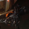 Motociclista fica gravemente ferido após ser fechado por ônibus