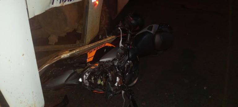 Motociclista fica gravemente ferido após ser fechado por ônibus