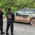 Policiais federais durante operação de combate a notas falsas em Corumbá