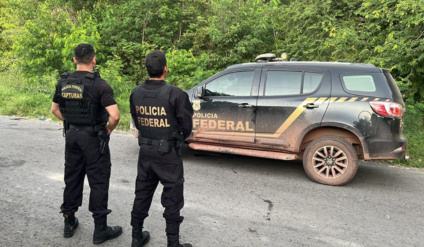 Policiais federais durante operação de combate a notas falsas em Corumbá
