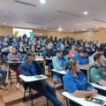 Os motoristas de transporte escolar de Dourados participaram nesta quarta-feira (7) da palestra sobre segurança de trânsito. (Foto: Assecom)