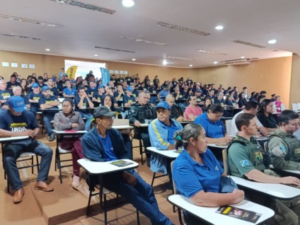 Os motoristas de transporte escolar de Dourados participaram nesta quarta-feira (7) da palestra sobre segurança de trânsito. (Foto: Assecom)