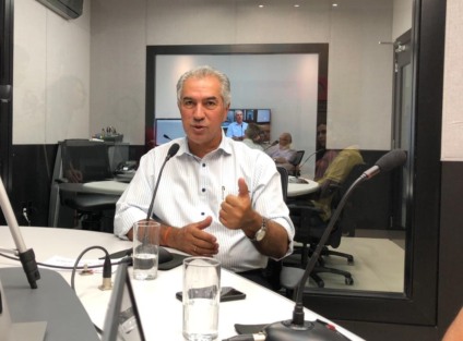 Arquivo de Reinaldo Azambuja no estúdio da Rádio do Grupo RCN67 em Campo Grande - Foto: Arquivo