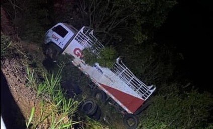 Acidente grave envolveu carro de passeio e caminhão na BR-262, entre Campo Grande e Ribas Acidente grave envolveu carro de passeio e caminhão na BR-262, entre Campo Grande e Ribas