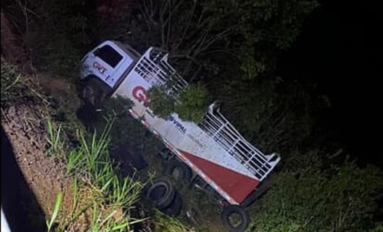 Acidente grave envolveu carro de passeio e caminhão na BR-262, entre Campo Grande e Ribas Acidente grave envolveu carro de passeio e caminhão na BR-262, entre Campo Grande e Ribas