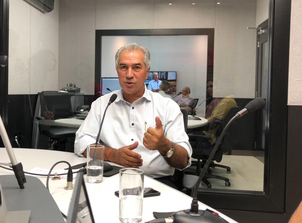 Arquivo de Reinaldo Azambuja no estúdio da Rádio do Grupo RCN67 em Campo Grande - Foto: Arquivo