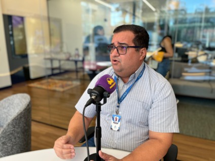 O diretor Comercial e de Operações da Sanesul, Madson Valente, foi um dos entrevistados desta sexta-feira (16) do programa Microfone Aberto. (Foto: Reprodução)