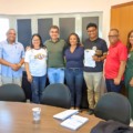 Prefeito Marçal Filho entrega ao presidente do Simted, Thiago Coelho Silva, a proposta de reajuste que foi aprovada hoje por unanimidade pelos trabalhadores em Educação. (Foto: Divulgação)