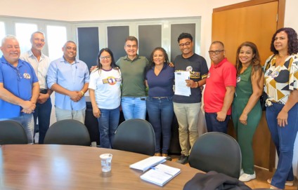 Prefeito Marçal Filho entrega ao presidente do Simted, Thiago Coelho Silva, a proposta de reajuste que foi aprovada hoje por unanimidade pelos trabalhadores em Educação. (Foto: Divulgação)