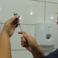 Lembrando que a vacina segue disponível de forma gratuita em todas as unidades de saúde de Dourados, de segunda a sexta-feira, das 7h às 11h e das 13h às 17h. As UBS da Seleta e do Jardim Santo André atendem das 7h às 11h e das 13h às 22h, de segunda a sexta-feira. (Foto: Aparecido Frota)