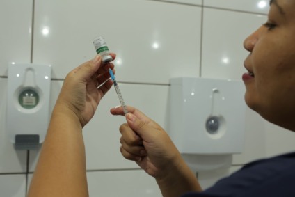 Lembrando que a vacina segue disponível de forma gratuita em todas as unidades de saúde de Dourados, de segunda a sexta-feira, das 7h às 11h e das 13h às 17h. As UBS da Seleta e do Jardim Santo André atendem das 7h às 11h e das 13h às 22h, de segunda a sexta-feira. (Foto: Aparecido Frota)