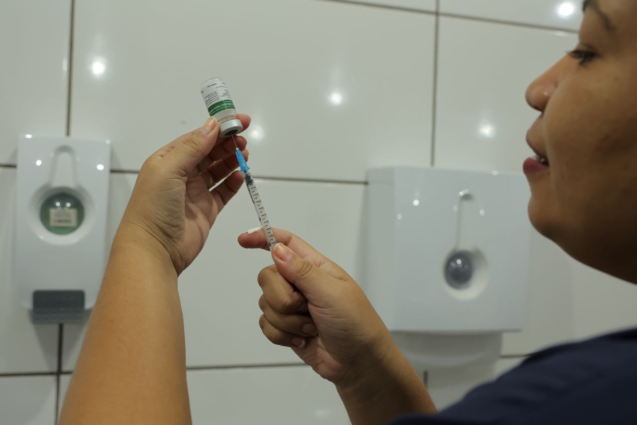 Lembrando que a vacina segue disponível de forma gratuita em todas as unidades de saúde de Dourados, de segunda a sexta-feira, das 7h às 11h e das 13h às 17h. As UBS da Seleta e do Jardim Santo André atendem das 7h às 11h e das 13h às 22h, de segunda a sexta-feira. (Foto: Aparecido Frota)
