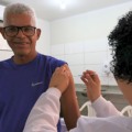 A vacina está disponível gratuitamente nas unidades de saúde do município, de segunda a sexta-feira, nos horários das 7h às 11h e das 13h às 17h e, no PAM, das 6h às 18h . (Foto: Aparecido Frota)