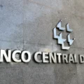 Decisão do Banco Central ocorre em meio a inflação persistente no Brasil e incertezas econômicas globais - Foto: Reprodução/Agência Brasil