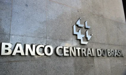 Decisão do Banco Central ocorre em meio a inflação persistente no Brasil e incertezas econômicas globais - Foto: Reprodução/Agência Brasil