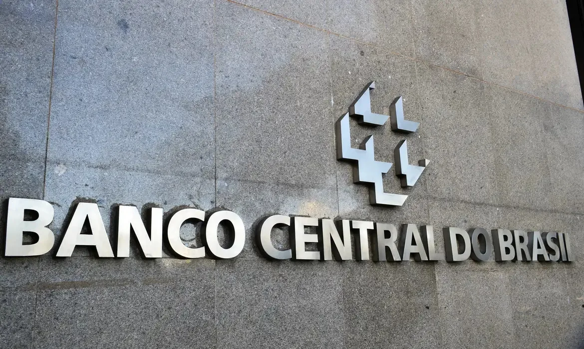 Decisão do Banco Central ocorre em meio a inflação persistente no Brasil e incertezas econômicas globais - Foto: Reprodução/Agência Brasil