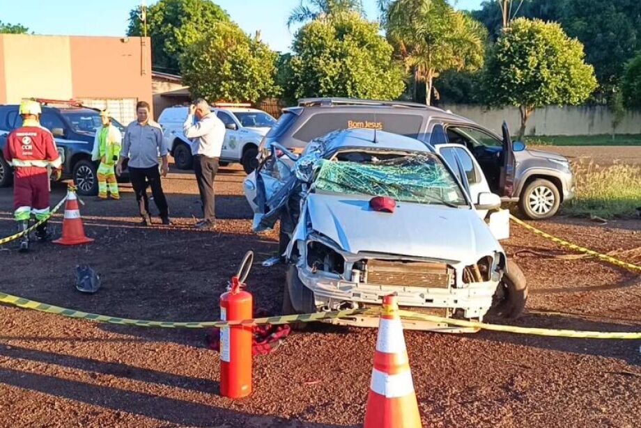 Carro destruído após colisão com capivara e coqueiro na BR-163 em Douradina