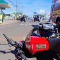 Motociclista colide com carro