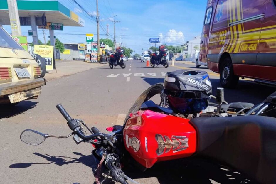 Motociclista colide com carro