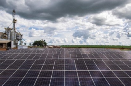 Painéis solares gerando energia limpa para unidades de saneamento da Sanesul.