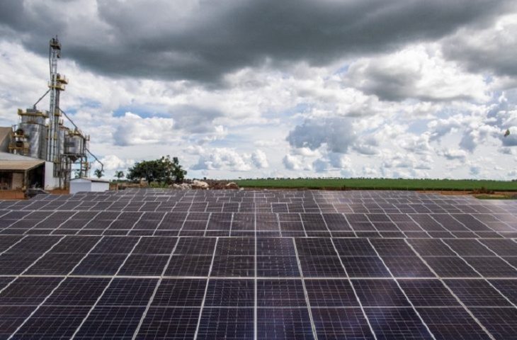 Painéis solares gerando energia limpa para unidades de saneamento da Sanesul.